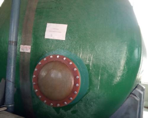 Serbatoi ad asse orizzontale su selle in vetroresina