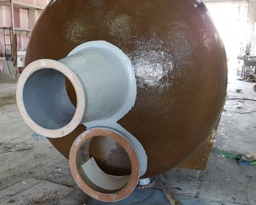 Serbatoi ad asse orizzontale su selle in vetroresina