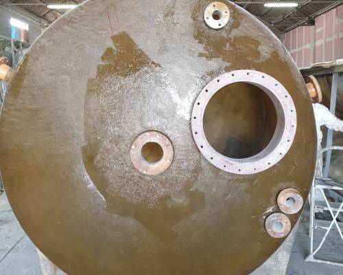 Serbatoi ad asse orizzontale su selle in vetroresina